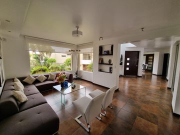 VENTA CASA - 3 DORMITORIOS - ESTUDIO - CUMBAYA
