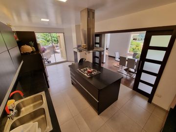 VENTA CASA - 3 DORMITORIOS - ESTUDIO - CUMBAYA