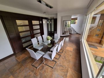 VENTA CASA - 3 DORMITORIOS - ESTUDIO - CUMBAYA