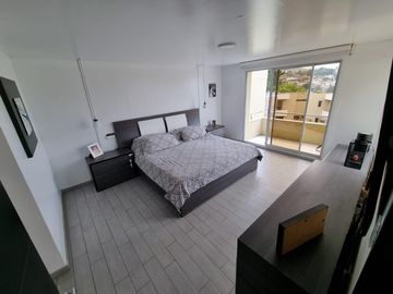 VENTA CASA - 3 DORMITORIOS - ESTUDIO - CUMBAYA