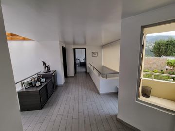 VENTA CASA - 3 DORMITORIOS - ESTUDIO - CUMBAYA