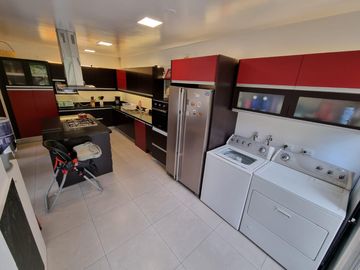 VENTA CASA - 3 DORMITORIOS - ESTUDIO - CUMBAYA