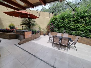 VENTA CASA - 3 DORMITORIOS - ESTUDIO - CUMBAYA