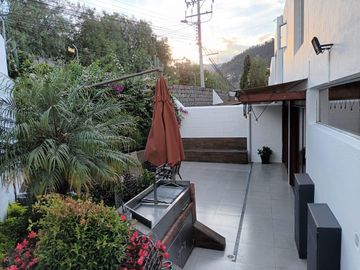 VENTA CASA - 3 DORMITORIOS - ESTUDIO - CUMBAYA