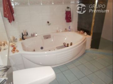 Casa en Venta en MONSEÑOR CARLOS CASANUEVA CON EL COMENDADOR 5D + 6B