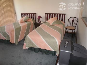 Casa en Venta en MONSEÑOR CARLOS CASANUEVA CON EL COMENDADOR 5D + 6B