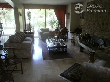 Casa en Venta en MONSEÑOR CARLOS CASANUEVA CON EL COMENDADOR 5D + 6B
