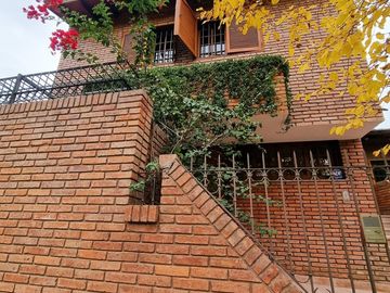 CASA 6 AMBIENTES EN EL CORAZÓN DE LA SEXTA SECCIÓN