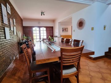 CASA 6 AMBIENTES EN EL CORAZÓN DE LA SEXTA SECCIÓN