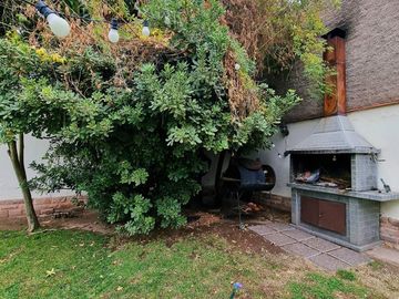 CASA 6 AMBIENTES EN EL CORAZÓN DE LA SEXTA SECCIÓN