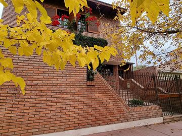 CASA 6 AMBIENTES EN EL CORAZÓN DE LA SEXTA SECCIÓN