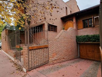 CASA 6 AMBIENTES EN EL CORAZÓN DE LA SEXTA SECCIÓN
