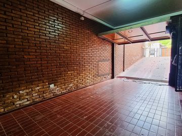 CASA 6 AMBIENTES EN EL CORAZÓN DE LA SEXTA SECCIÓN