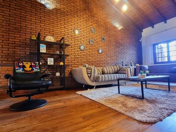 CASA 6 AMBIENTES EN EL CORAZÓN DE LA SEXTA SECCIÓN