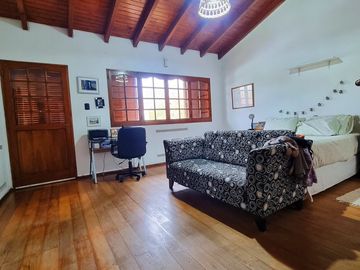 CASA 6 AMBIENTES EN EL CORAZÓN DE LA SEXTA SECCIÓN