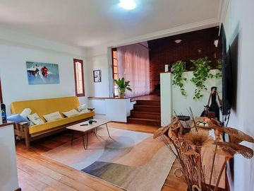 CASA 6 AMBIENTES EN EL CORAZÓN DE LA SEXTA SECCIÓN
