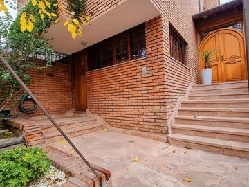 CASA 6 AMBIENTES EN EL CORAZÓN DE LA SEXTA SECCIÓN