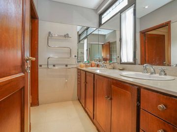 CASA EN VENTA EN LAS LOMAS DE SAN ISIDRO CON GRAN TERRENO