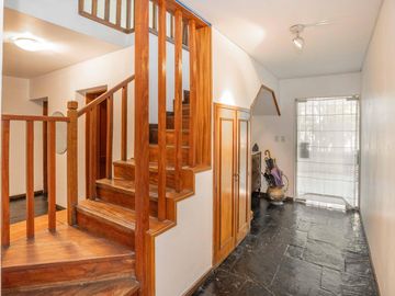 CASA EN VENTA EN LAS LOMAS DE SAN ISIDRO CON GRAN TERRENO