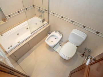 CASA EN VENTA EN LAS LOMAS DE SAN ISIDRO CON GRAN TERRENO