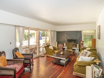 CASA EN VENTA EN LAS LOMAS DE SAN ISIDRO CON GRAN TERRENO