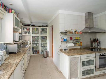 CASA EN VENTA EN LAS LOMAS DE SAN ISIDRO CON GRAN TERRENO