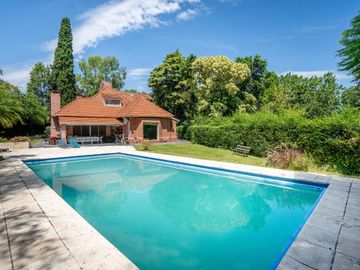 CASA EN VENTA EN LAS LOMAS DE SAN ISIDRO CON GRAN TERRENO