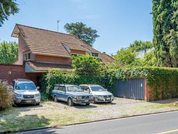 CASA EN VENTA EN LAS LOMAS DE SAN ISIDRO CON GRAN TERRENO