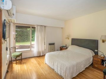 CASA EN VENTA EN LAS LOMAS DE SAN ISIDRO CON GRAN TERRENO
