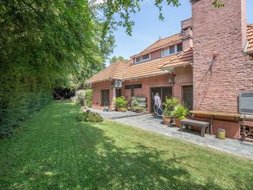CASA EN VENTA EN LAS LOMAS DE SAN ISIDRO CON GRAN TERRENO
