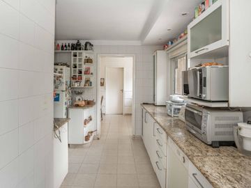 CASA EN VENTA EN LAS LOMAS DE SAN ISIDRO CON GRAN TERRENO