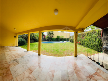 Casa sola con alberca en venta en Lomas de Cortes Cuernavaca, Morelos