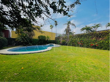 Casa sola con alberca en venta en Lomas de Cortes Cuernavaca, Morelos