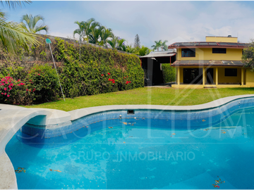 Casa sola con alberca en venta en Lomas de Cortes Cuernavaca, Morelos