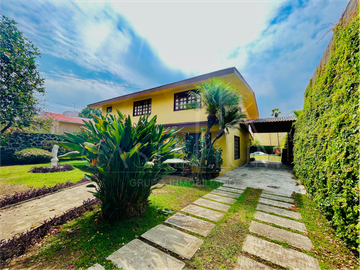 Casa sola con alberca en venta en Lomas de Cortes Cuernavaca, Morelos