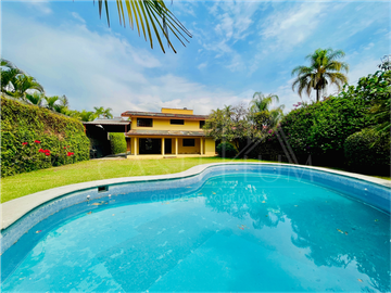 Casa sola con alberca en venta en Lomas de Cortes Cuernavaca, Morelos