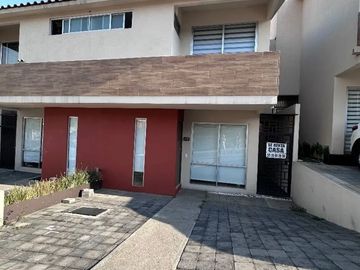 RENTÓ CASA EN COLINA ESMERALDA