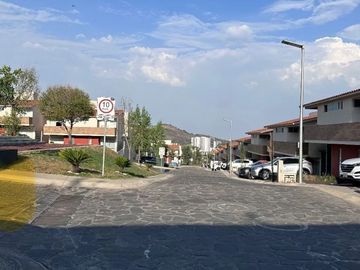 RENTÓ CASA EN COLINA ESMERALDA