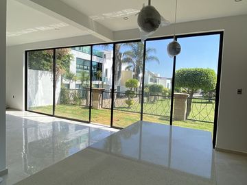ESPECTACULAR CASA JUNTO A ÁREA VERDE, EXCELENTES VISTAS EN LOMAS II