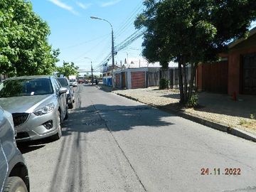 Casa 2 pisos, en pleno centro de Curicó