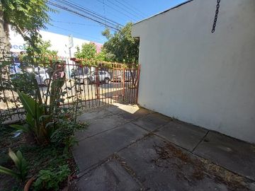 Casa 2 pisos, en pleno centro de Curicó