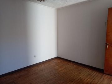 Casa 2 pisos, en pleno centro de Curicó