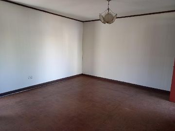Casa 2 pisos, en pleno centro de Curicó