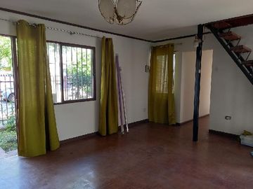 Casa 2 pisos, en pleno centro de Curicó