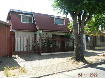 Casa 2 pisos, en pleno centro de Curicó