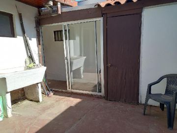 Casa 2 pisos, en pleno centro de Curicó
