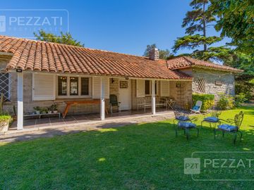 Finca en plena ciudad en excelente estado. Sobre 1750 mts2 de tierra.  Zona R4. Apto vivienda o varios rubros comerciale
