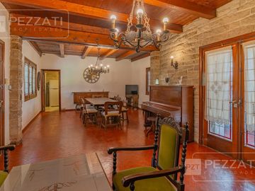 Finca en plena ciudad en excelente estado. Sobre 1750 mts2 de tierra.  Zona R4. Apto vivienda o varios rubros comerciale