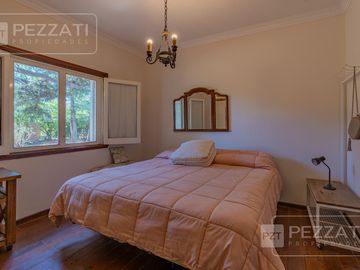 Finca en plena ciudad en excelente estado. Sobre 1750 mts2 de tierra.  Zona R4. Apto vivienda o varios rubros comerciale