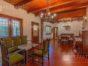 Finca en plena ciudad en excelente estado. Sobre 1750 mts2 de tierra.  Zona R4. Apto vivienda o varios rubros comerciale